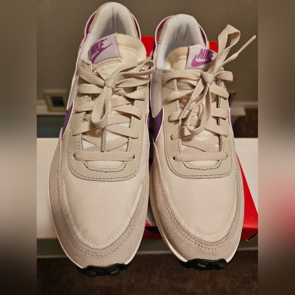 New in Box - Women Nike Waffle Debut shoes. Size 9 - Picture 2 of 5